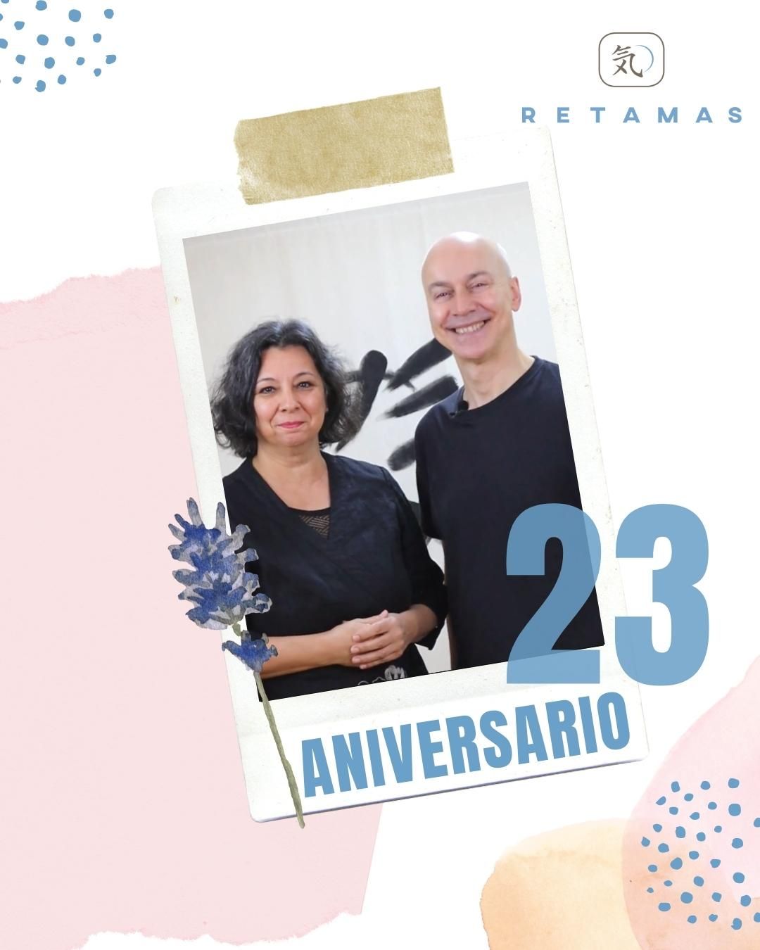 marina y juan sonrientes con un cartel de 23 aniversario de Retamas